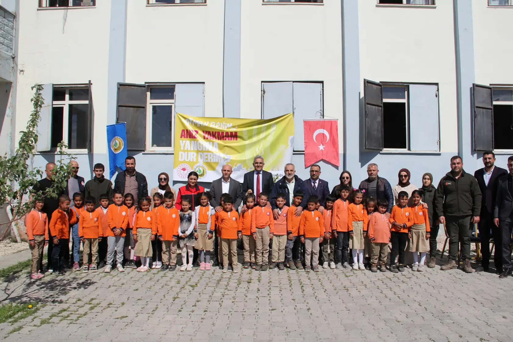 Doğubayazıt'ta öğrenciler fidan dikti yeşil gelecek için adım atıldı