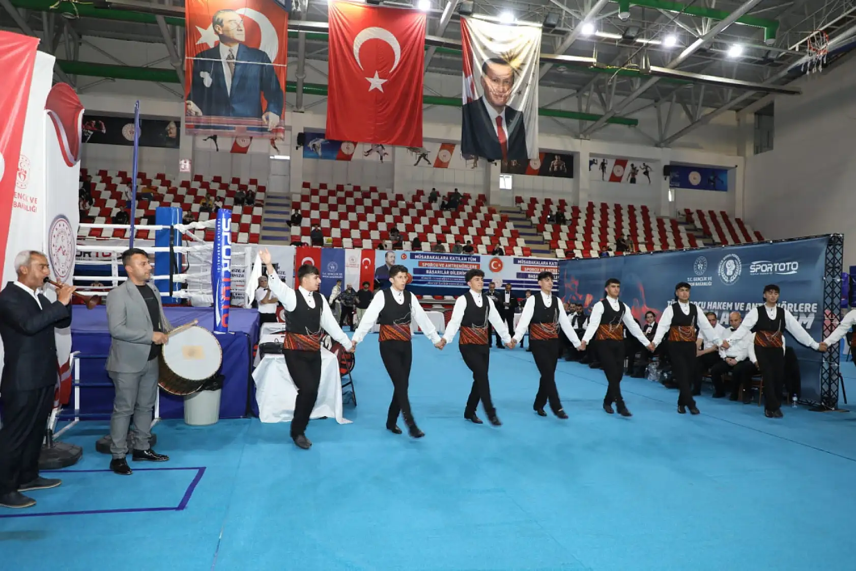 Türkiye'nin genç altın yumrukları Ağrı'da ringe çıktı