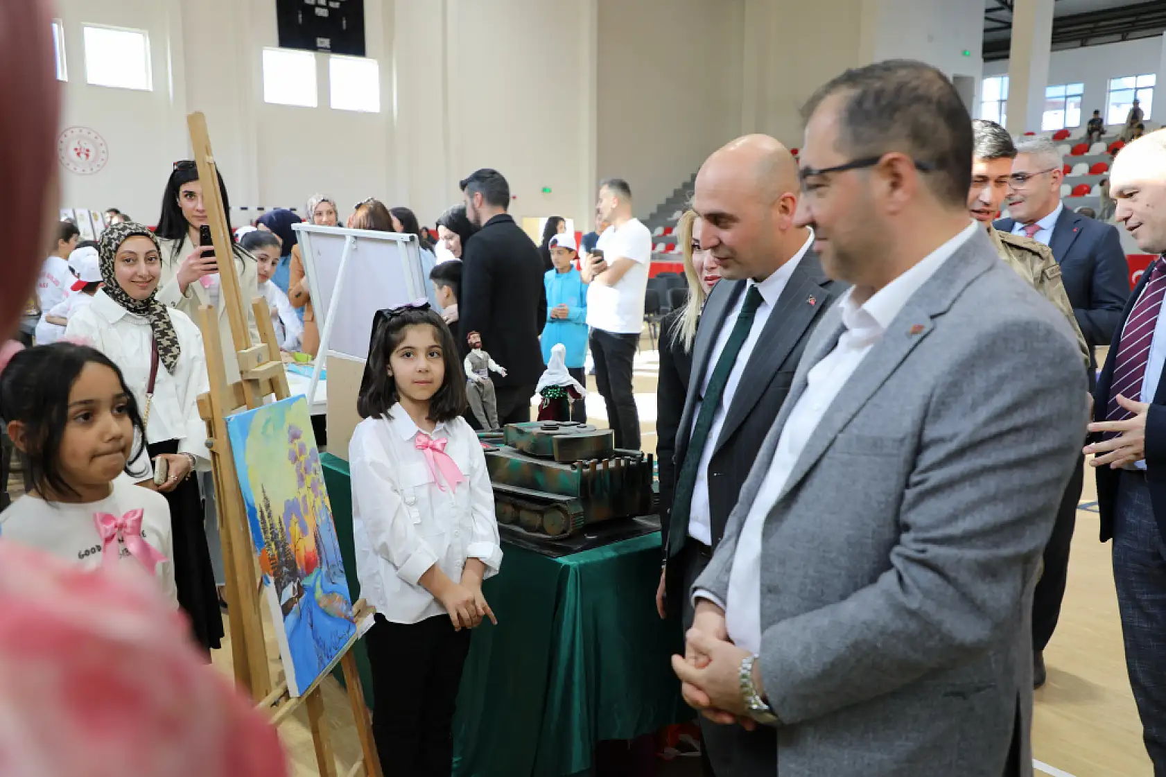 Doğubayazıt'ta gençler resimden robotiğe, spordan ödüle koştu
