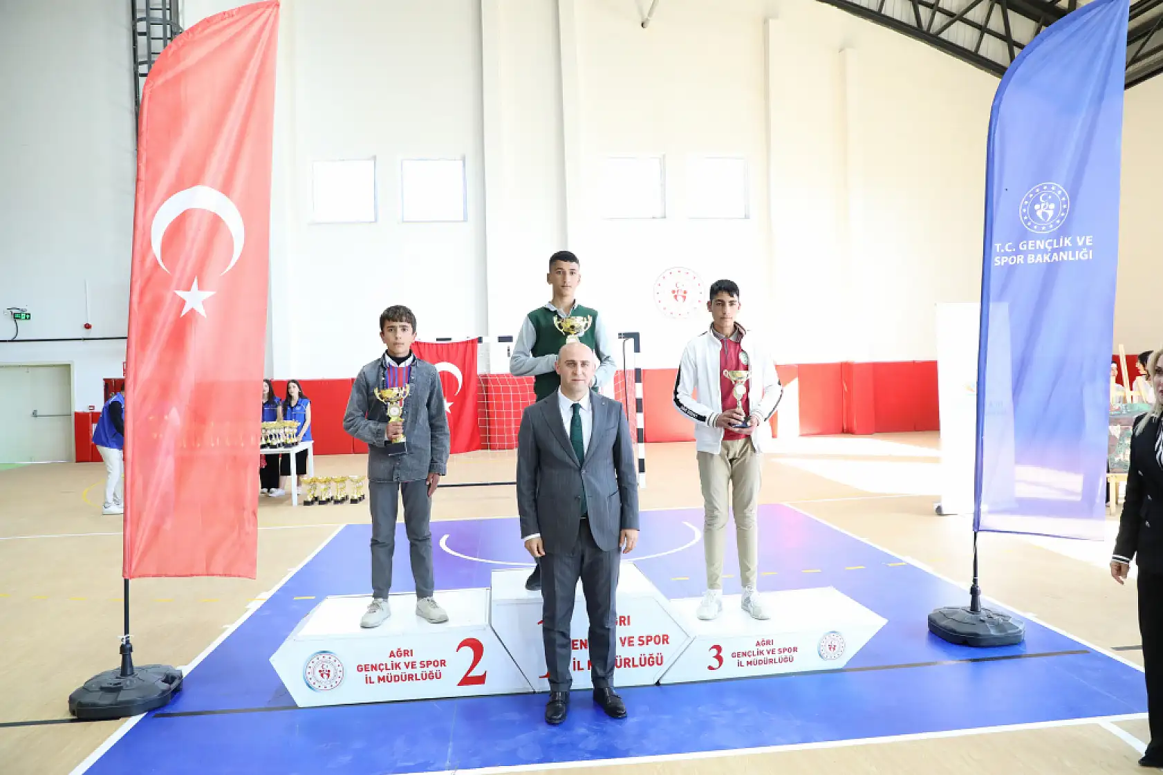 Doğubayazıt'ta gençler resimden robotiğe, spordan ödüle koştu