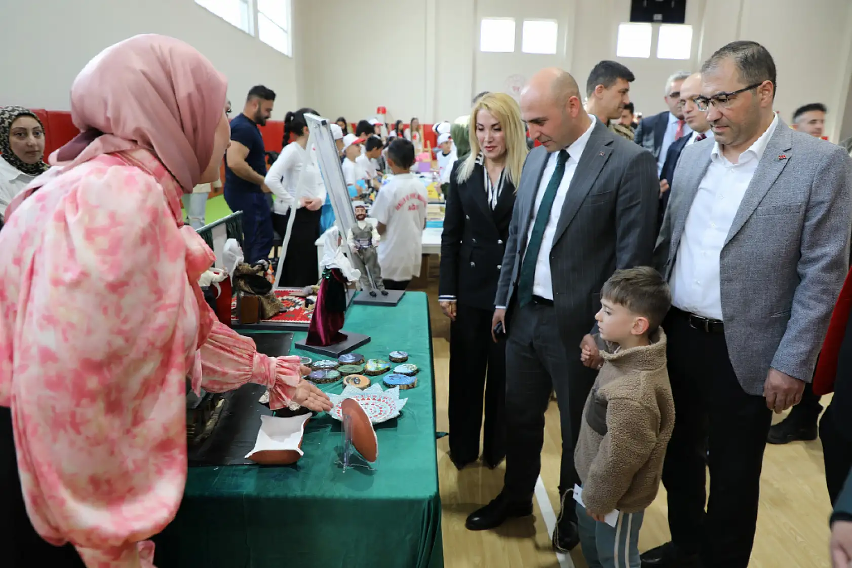Doğubayazıt'ta gençler resimden robotiğe, spordan ödüle koştu