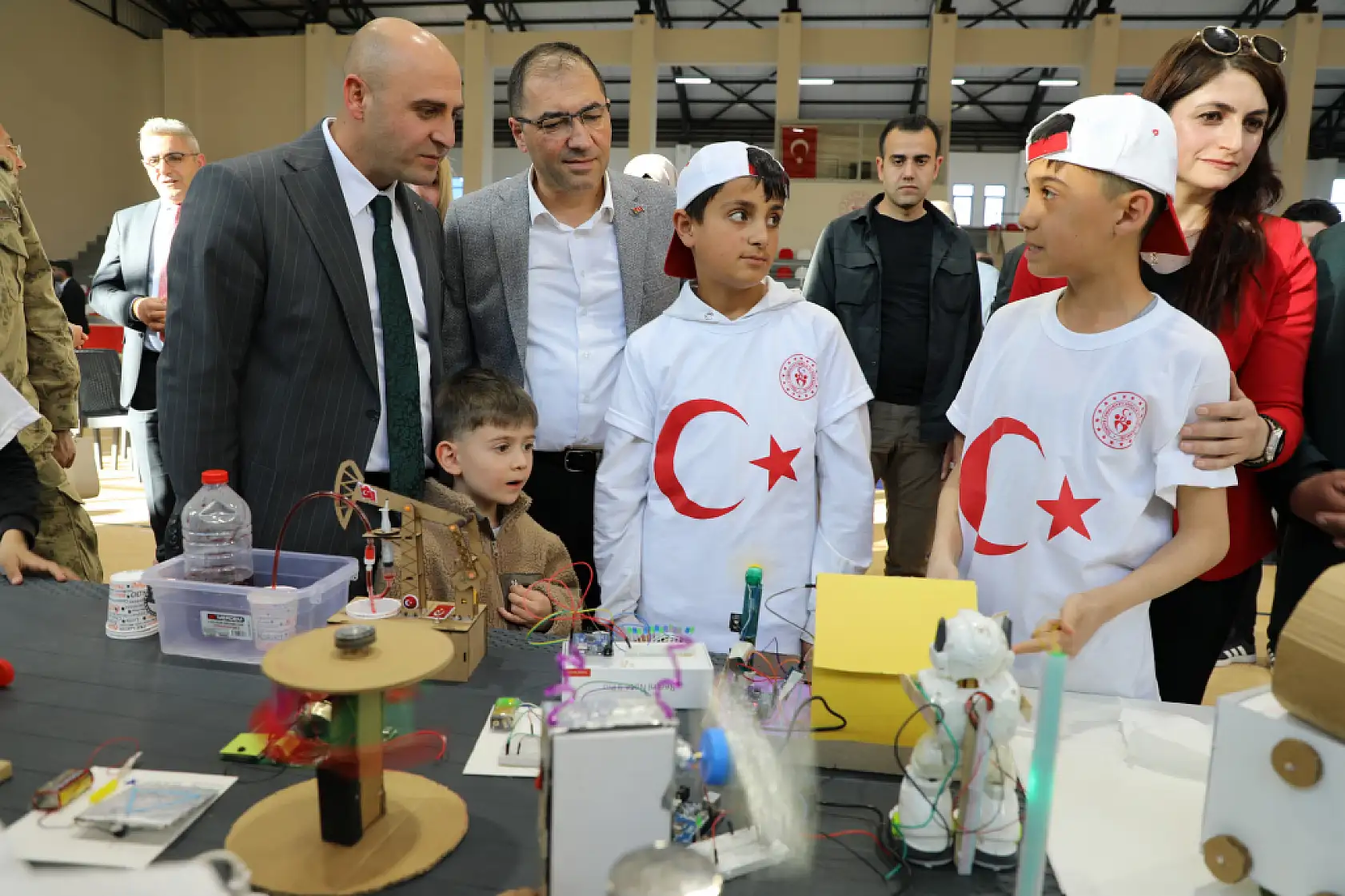 Doğubayazıt'ta gençler resimden robotiğe, spordan ödüle koştu