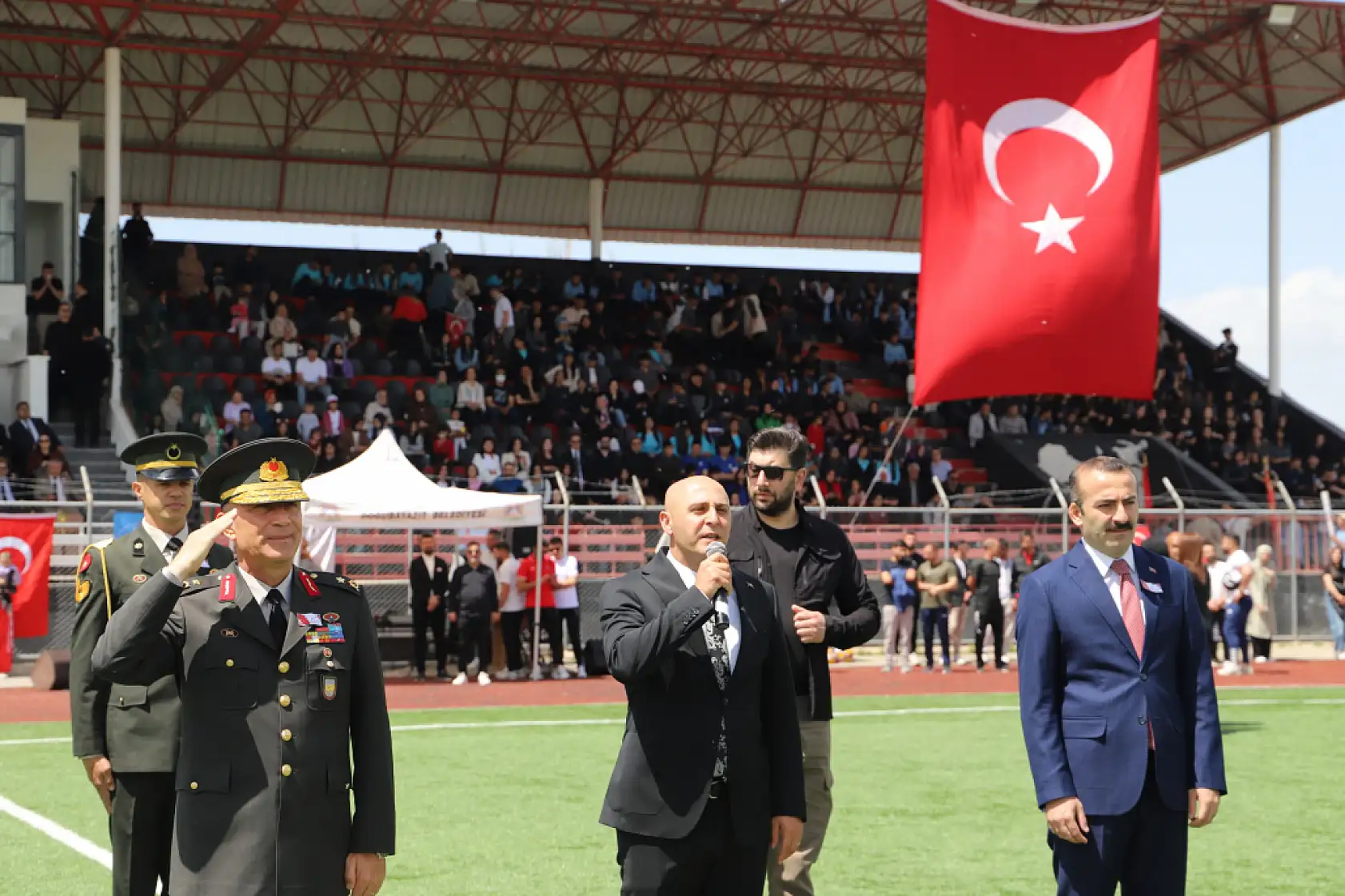 Gençler sahaya indi Doğubayazıt 19 Mayıs'ı spor ve sanatla buluşturdu