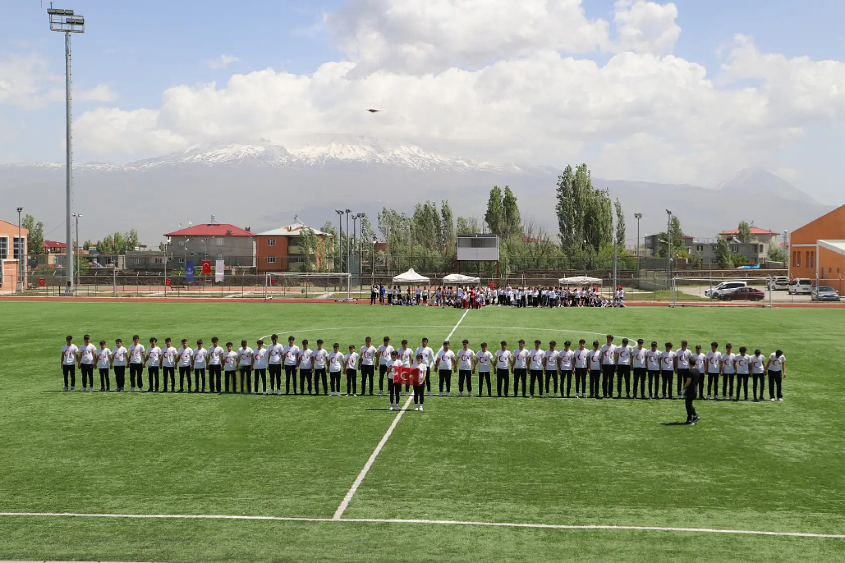 Gençler sahaya indi Doğubayazıt 19 Mayıs'ı spor ve sanatla buluşturdu