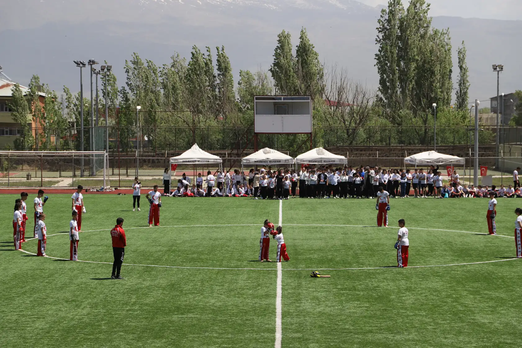 Gençler sahaya indi Doğubayazıt 19 Mayıs'ı spor ve sanatla buluşturdu