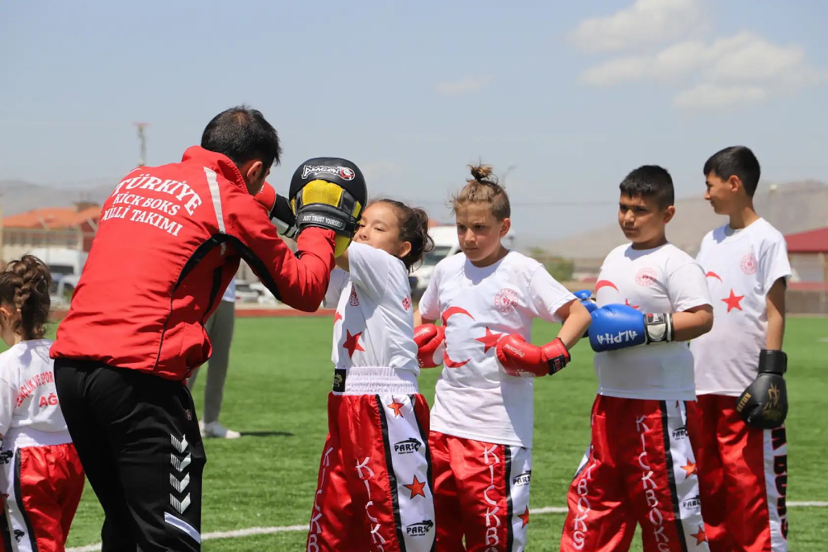 Gençler sahaya indi Doğubayazıt 19 Mayıs'ı spor ve sanatla buluşturdu