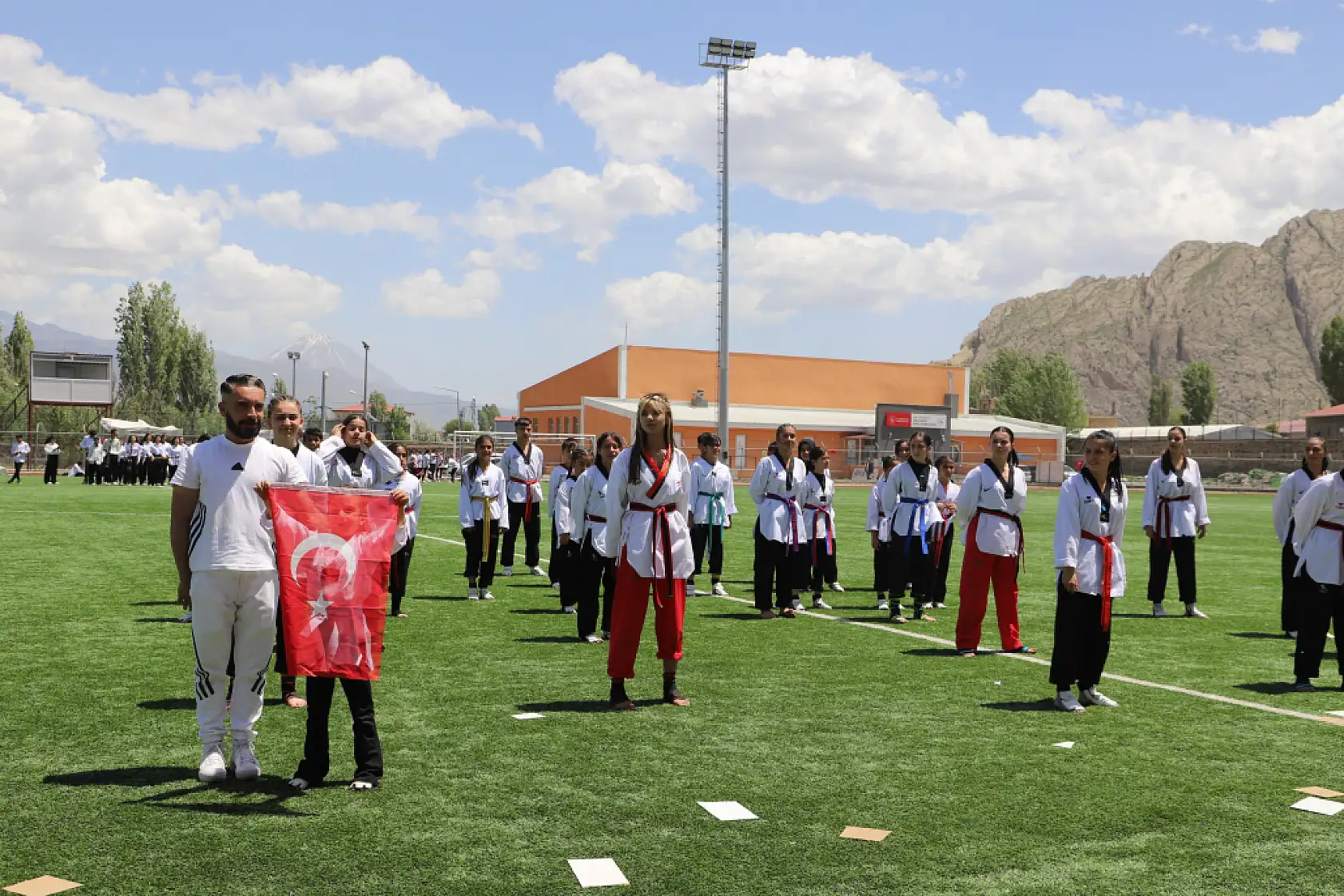 Gençler sahaya indi Doğubayazıt 19 Mayıs'ı spor ve sanatla buluşturdu