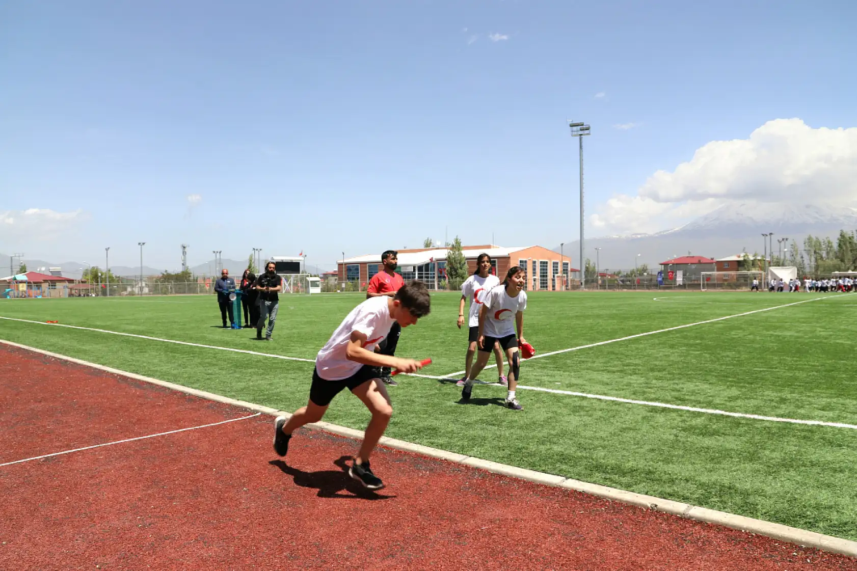 Gençler sahaya indi Doğubayazıt 19 Mayıs'ı spor ve sanatla buluşturdu