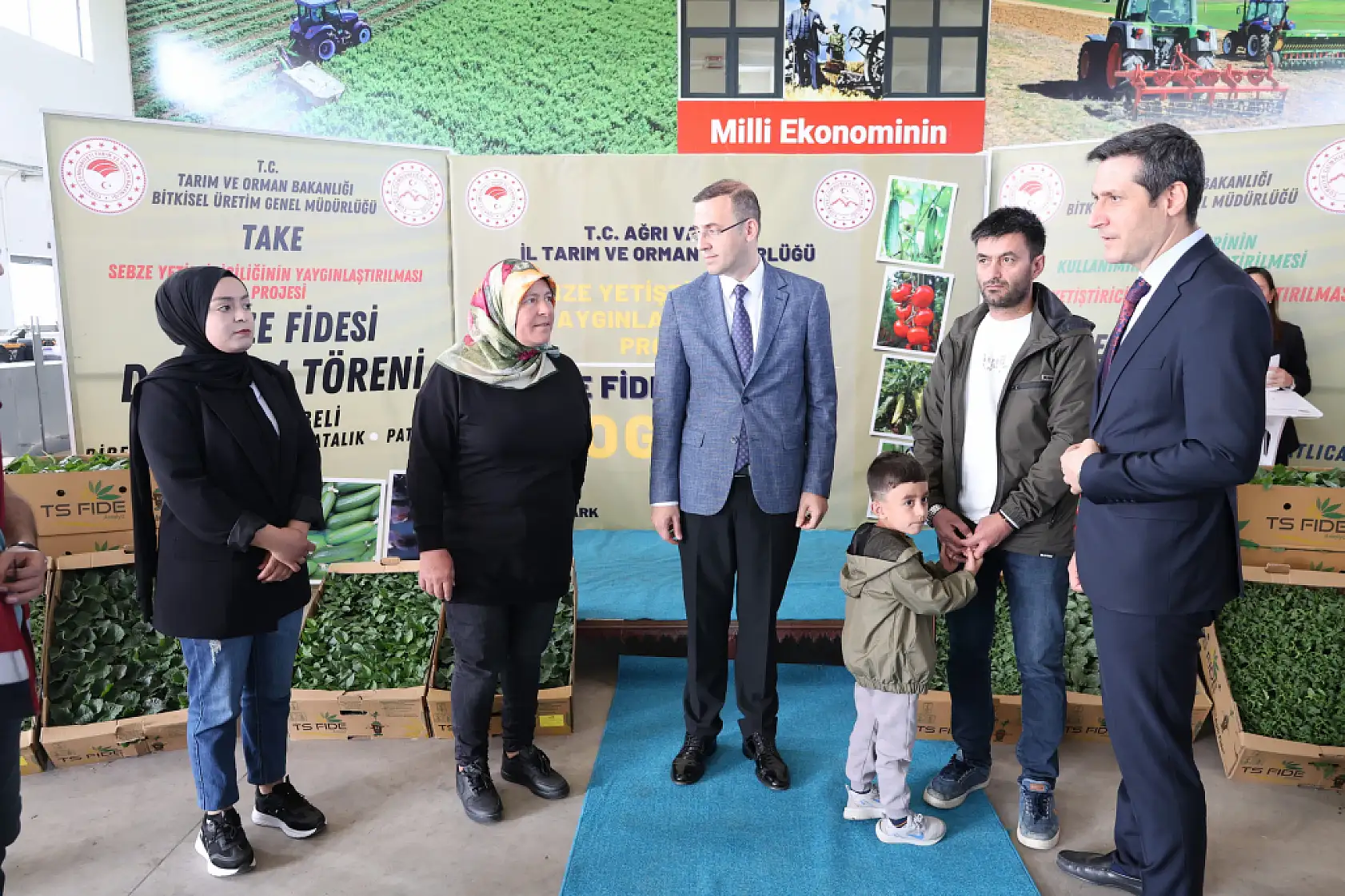 Üreticiye destek devam ediyor Ağrı'da çiftçiye fide desteği sağlandı