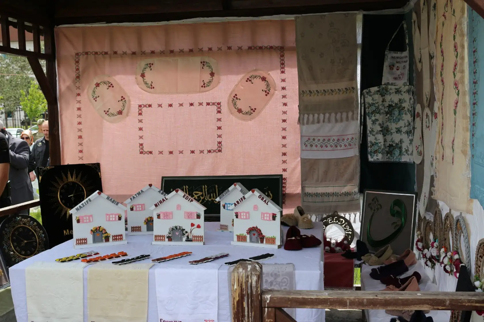 Eleşkirt'te halk eğitim kursiyerleri emeklerini sergiledi