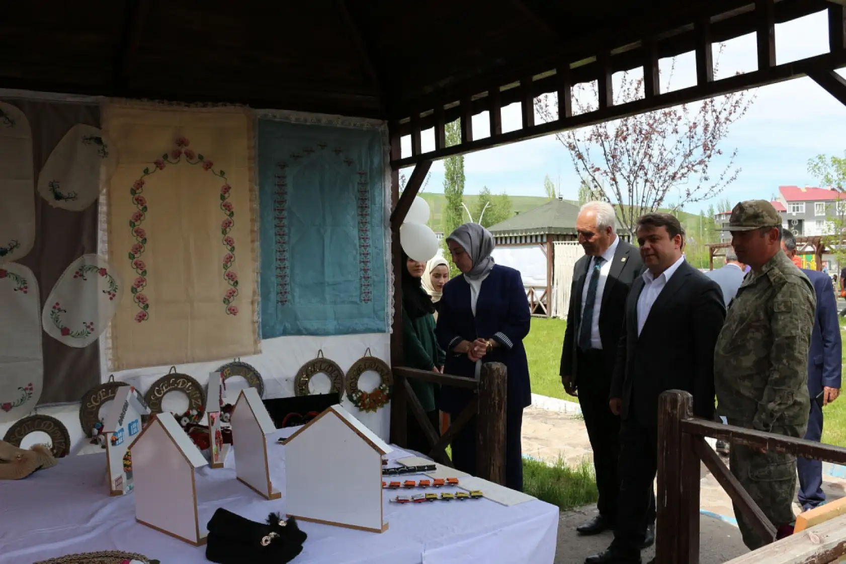 Eleşkirt'te halk eğitim kursiyerleri emeklerini sergiledi