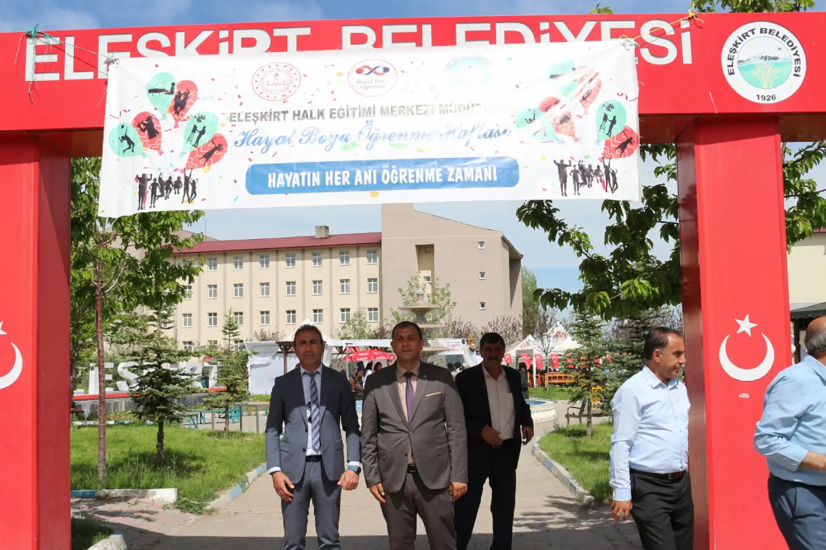 Eleşkirt'te halk eğitim kursiyerleri emeklerini sergiledi