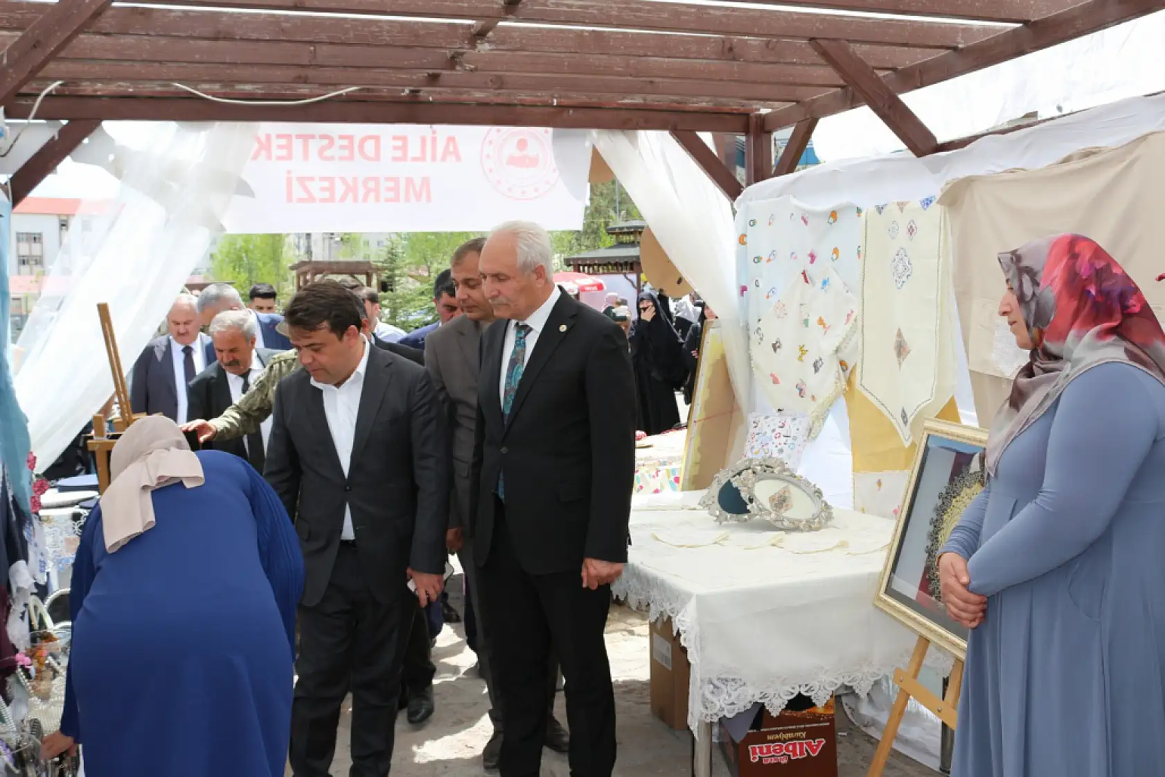 Eleşkirt'te halk eğitim kursiyerleri emeklerini sergiledi