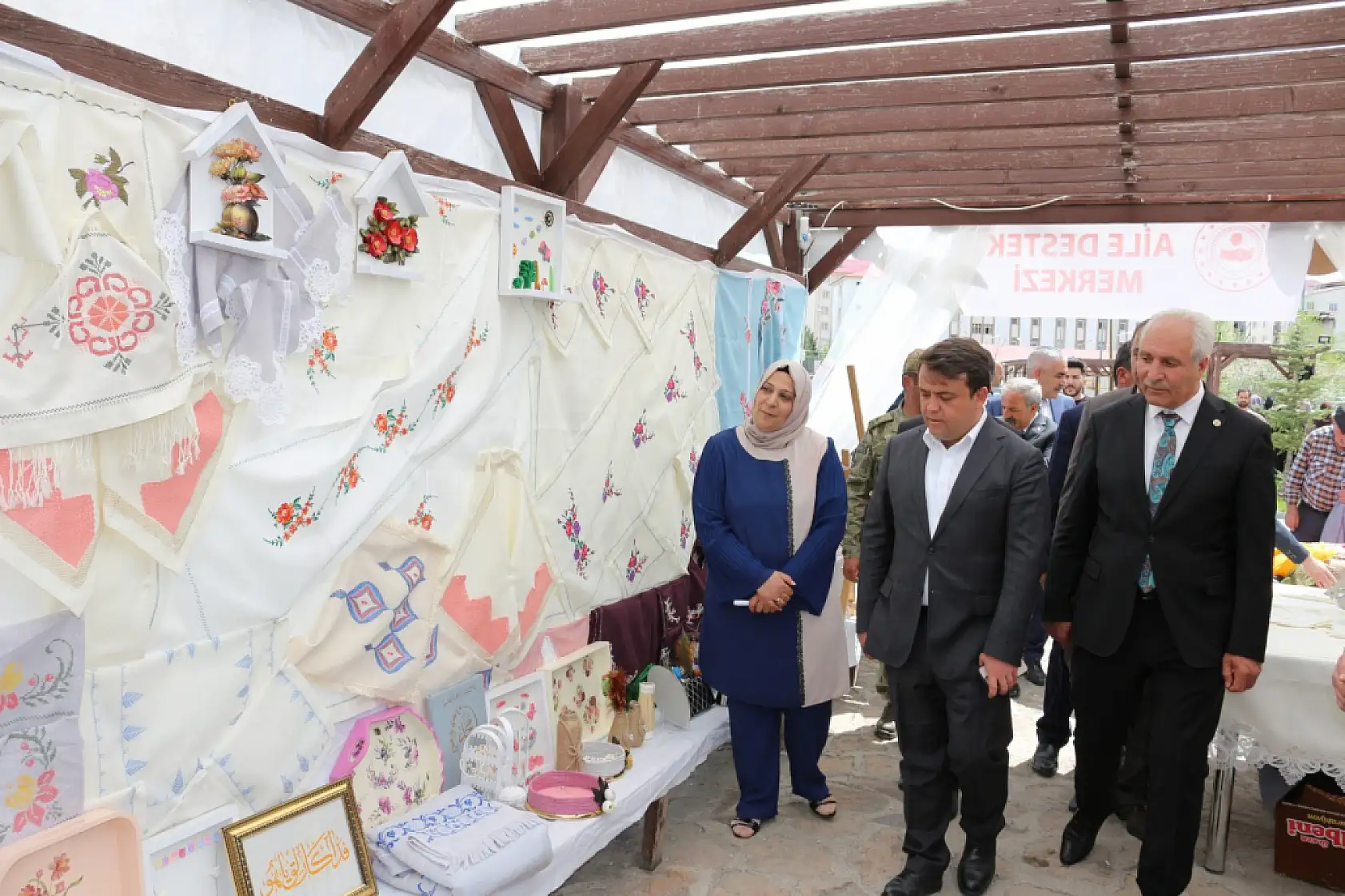 Eleşkirt'te halk eğitim kursiyerleri emeklerini sergiledi