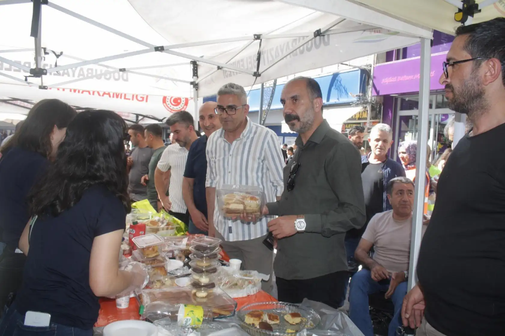 Doğubayazıt halkı ve kurumlar Muhammed Azam için kermeste buluştu