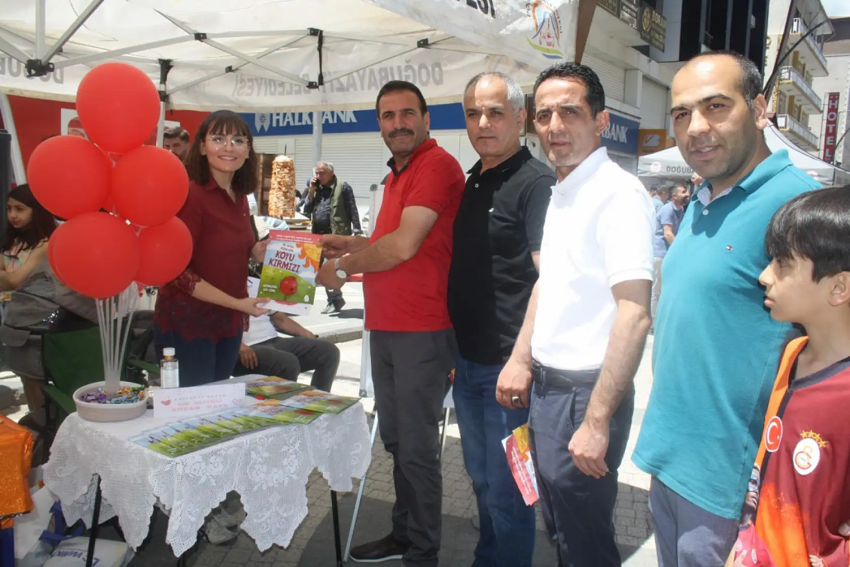 Doğubayazıt halkı ve kurumlar Muhammed Azam için kermeste buluştu