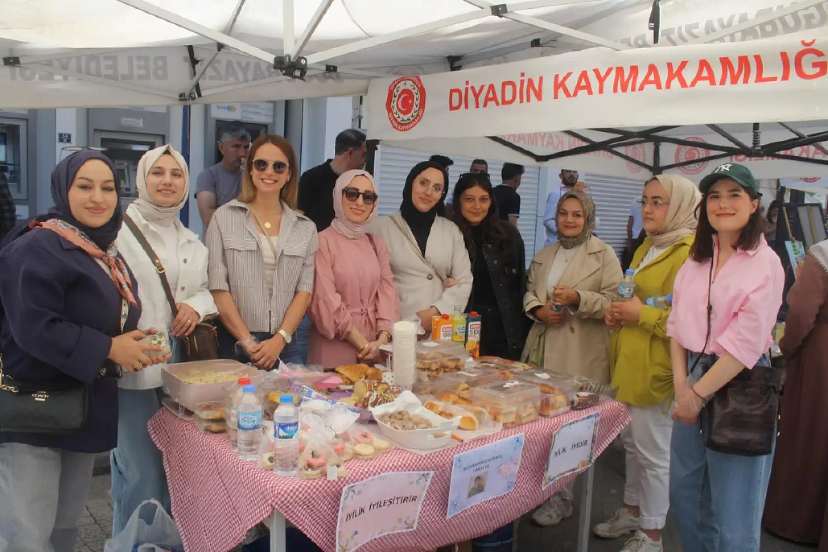 Doğubayazıt halkı ve kurumlar Muhammed Azam için kermeste buluştu