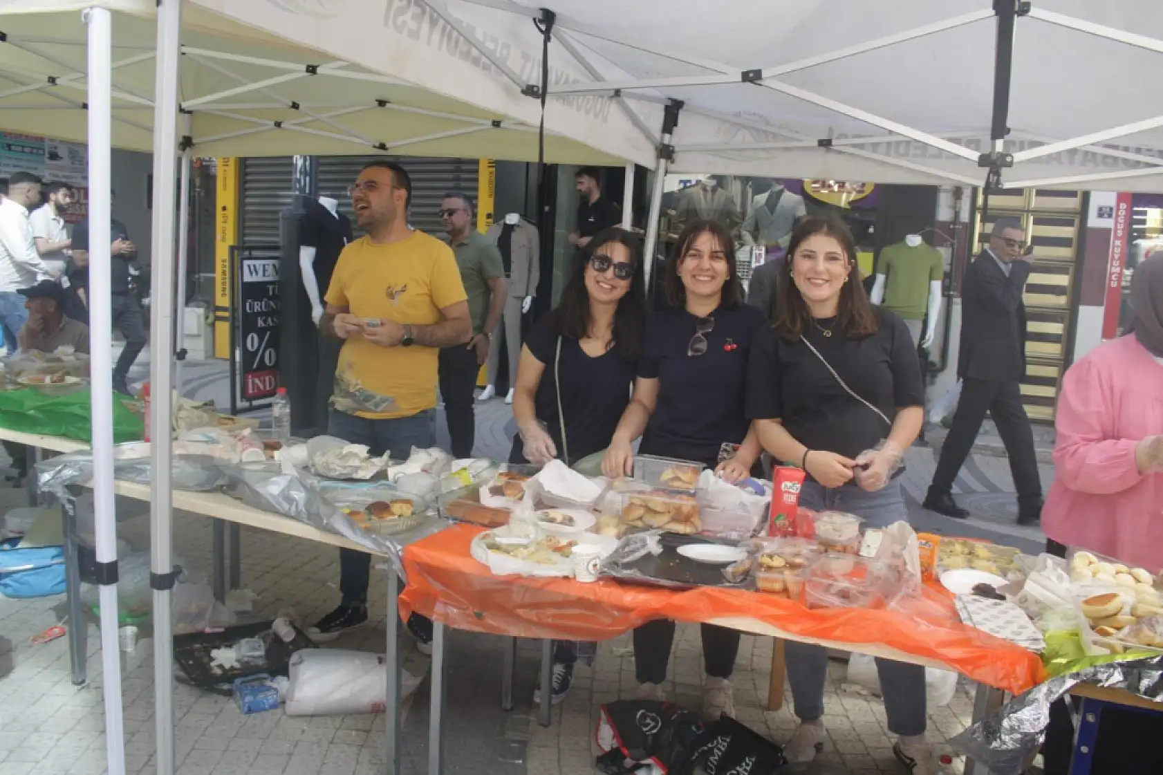 Doğubayazıt halkı ve kurumlar Muhammed Azam için kermeste buluştu