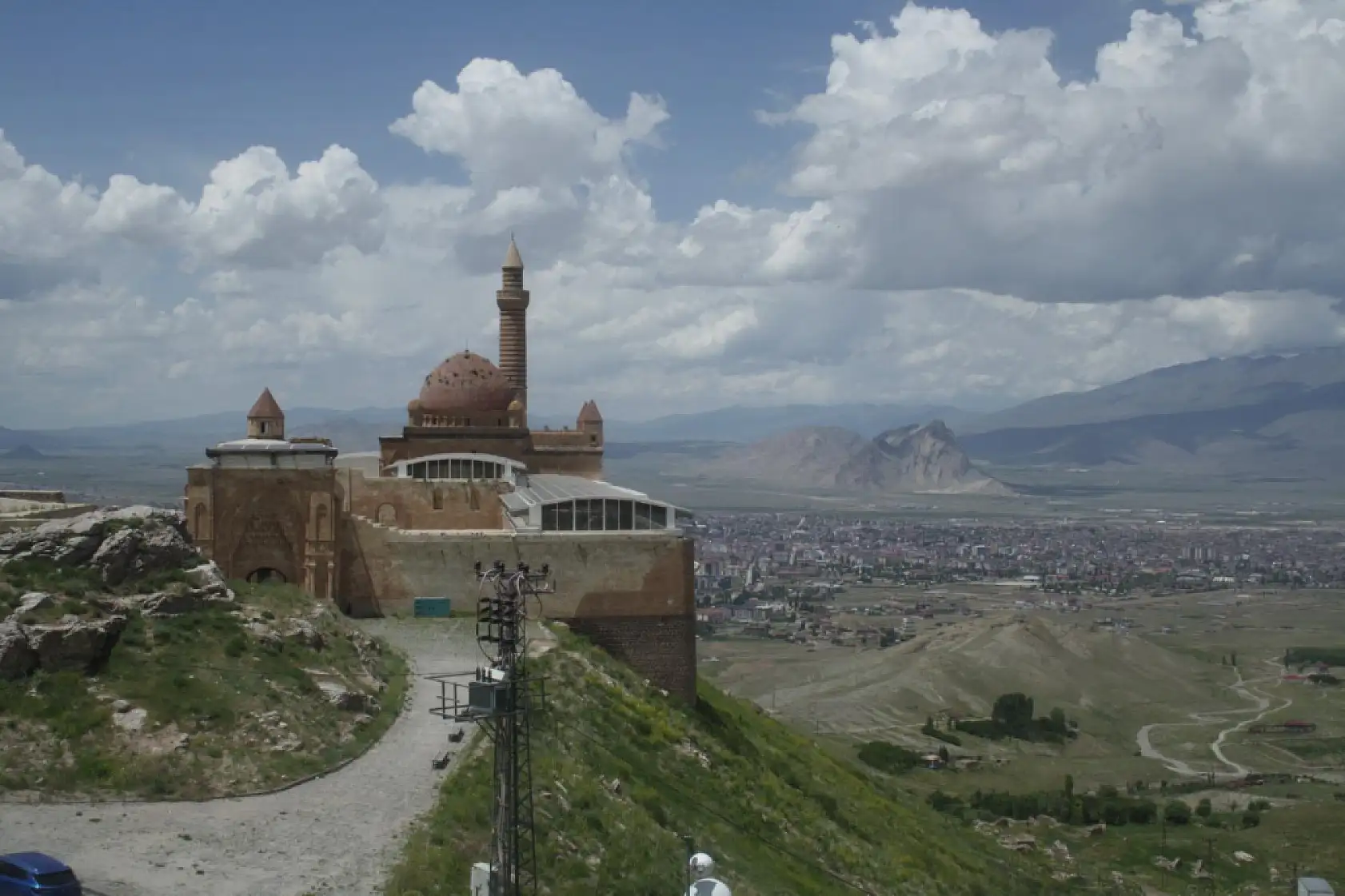 Ağrılı çocukların resimleri İshak Paşa Sarayı'ndaki sergide göz doldurdu