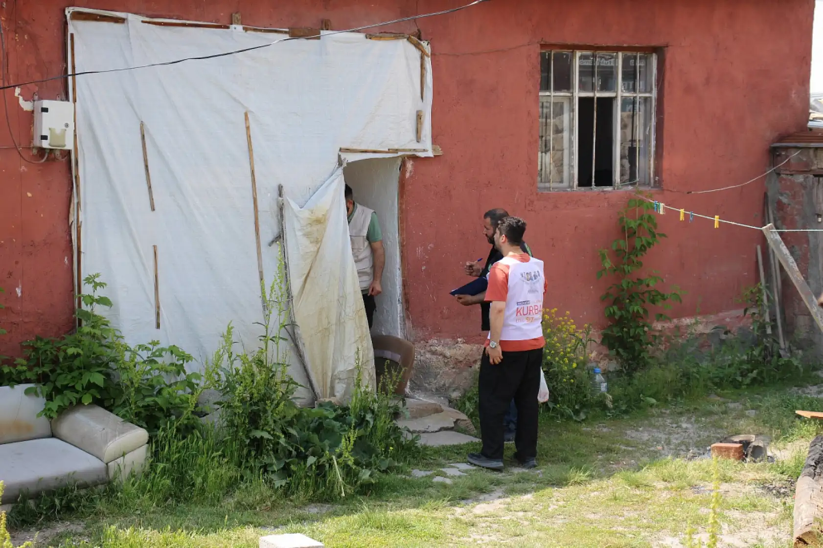 Umut Kervanı Ağrı'da yüzlerce aileye kurban etlerini ulaştırdı