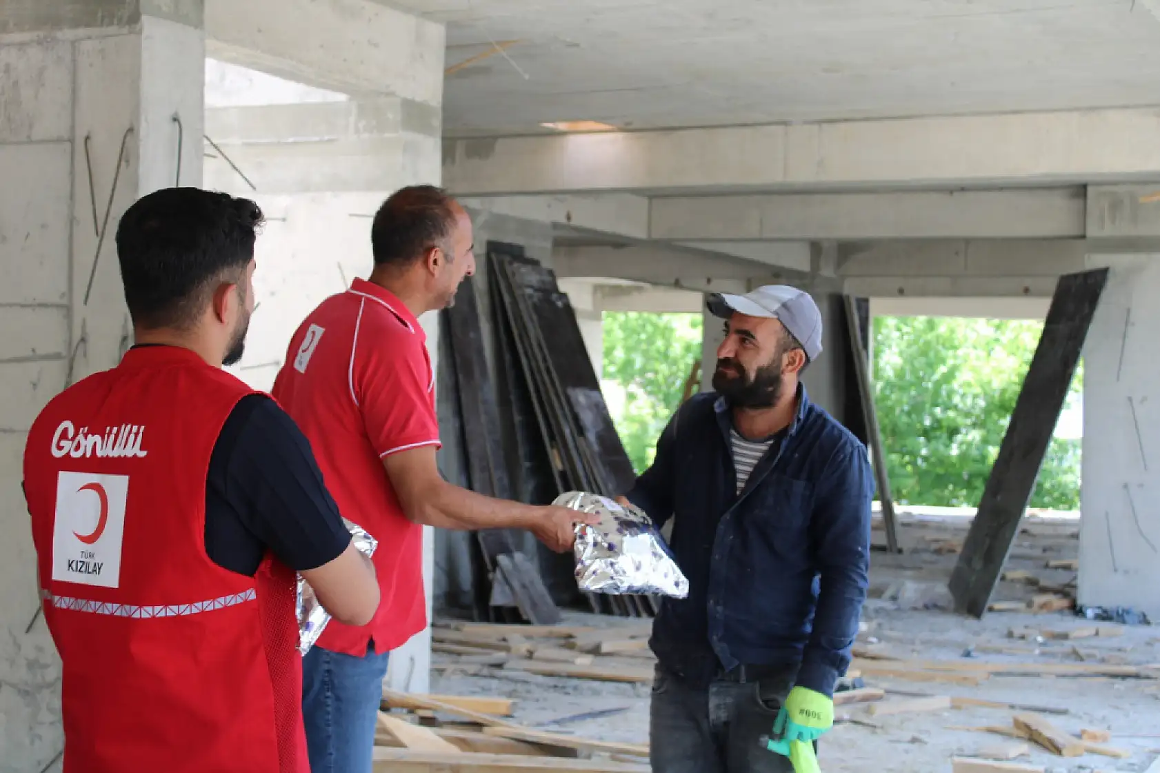 Kızılay gönüllülerinden Ağrı'da emekçi babalara babalar günü sürprizi