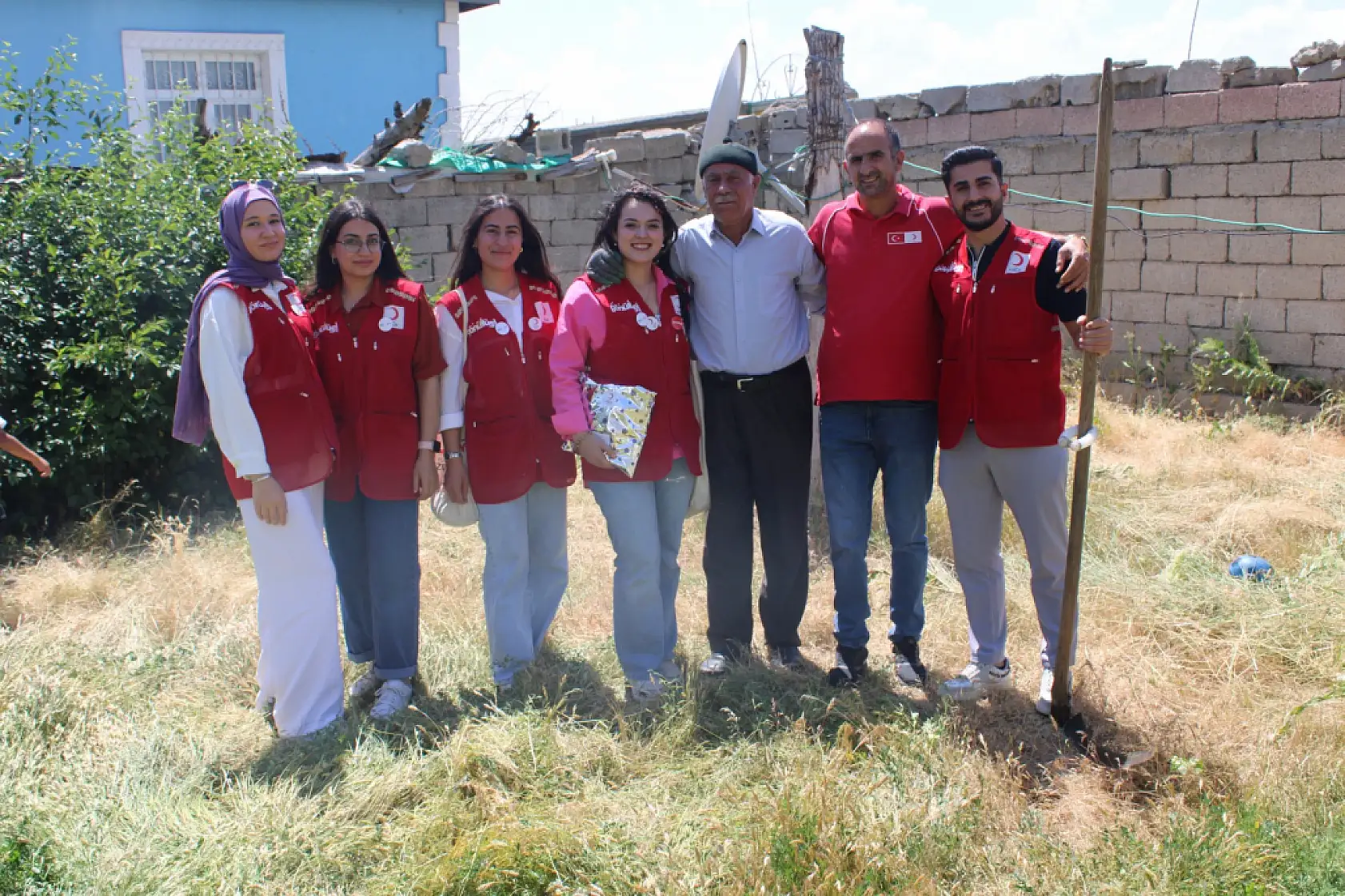 Kızılay gönüllülerinden Ağrı'da emekçi babalara babalar günü sürprizi