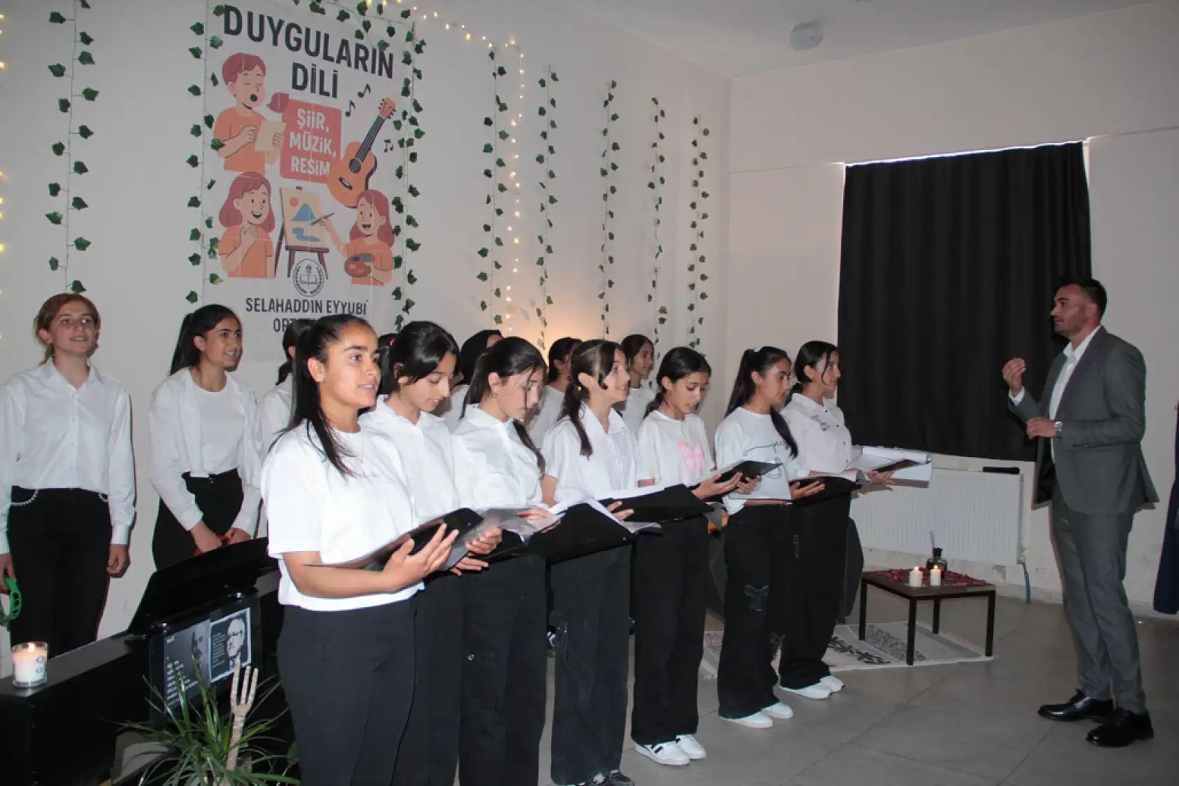 Doğubayazıtlı öğrencilerden yıl sonuna şiir ve sanatla veda