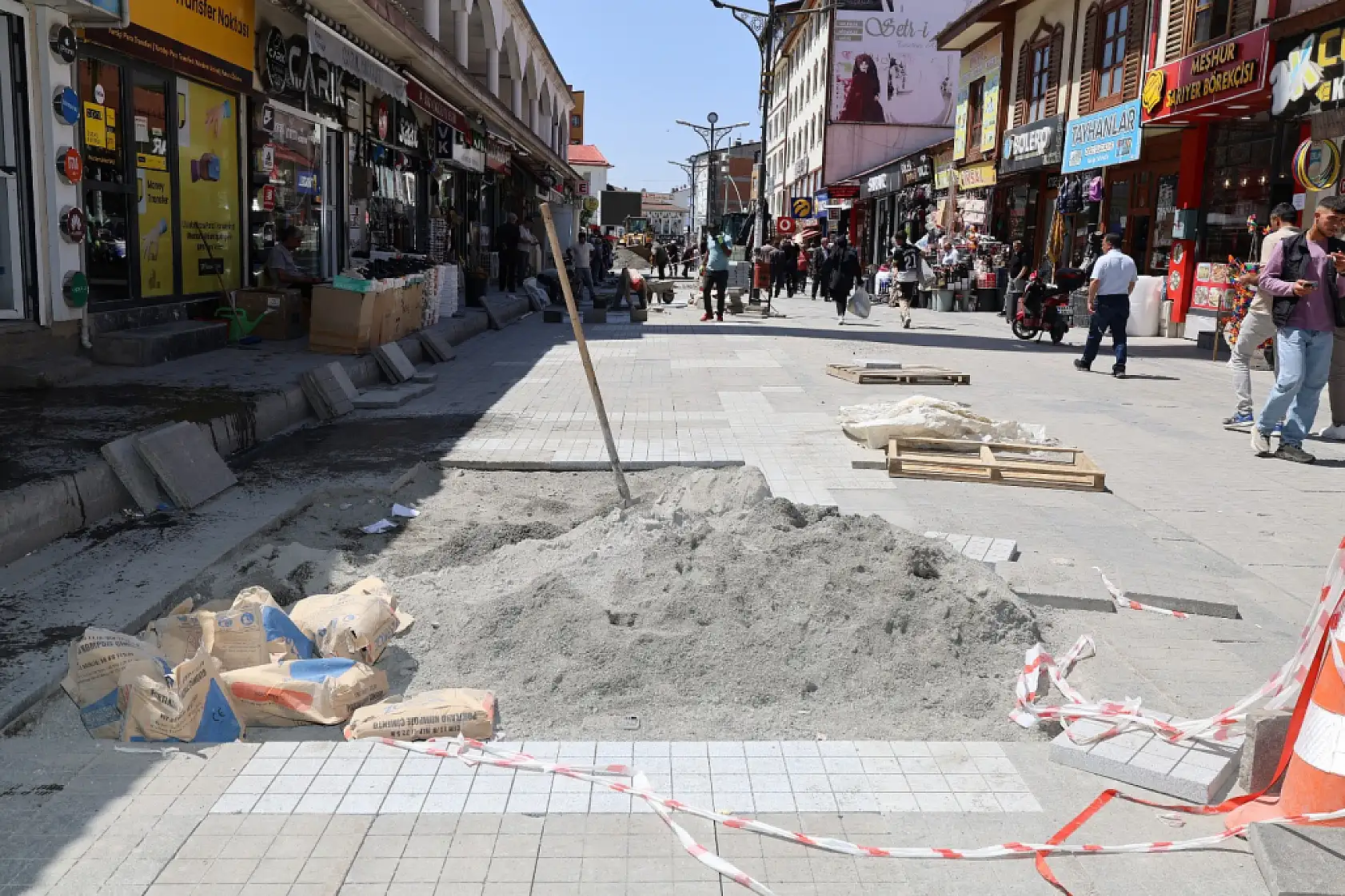 Ağrı'da Cumhuriyet Caddesi'nde zemin onarım çalışmaları başladı