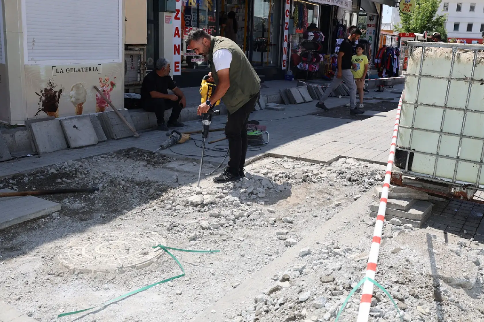 Ağrı'da Cumhuriyet Caddesi'nde zemin onarım çalışmaları başladı