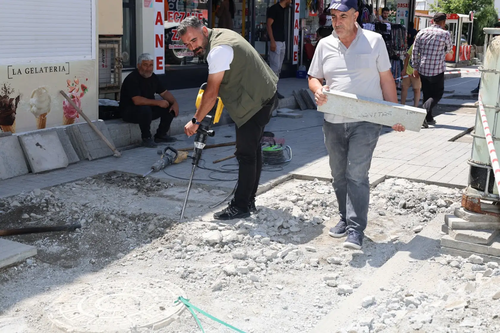 Ağrı'da Cumhuriyet Caddesi'nde zemin onarım çalışmaları başladı
