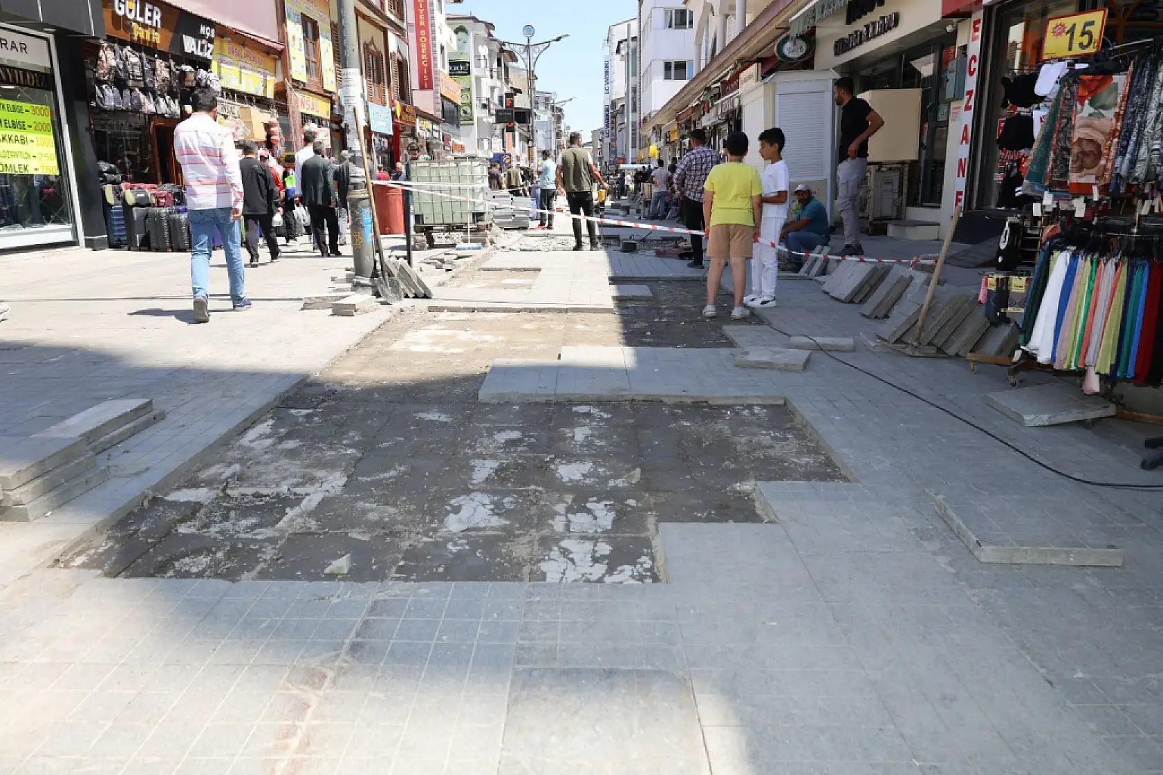 Ağrı'da Cumhuriyet Caddesi'nde zemin onarım çalışmaları başladı