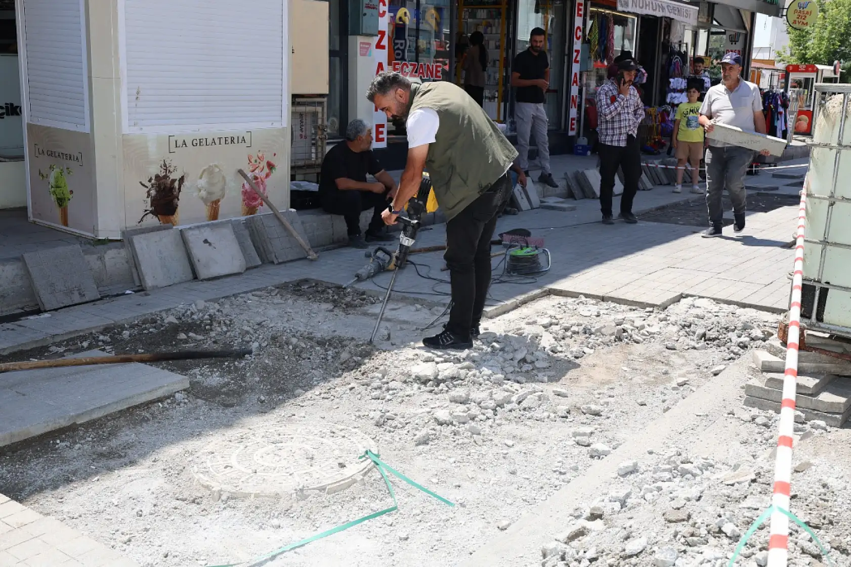 Ağrı'da Cumhuriyet Caddesi'nde zemin onarım çalışmaları başladı