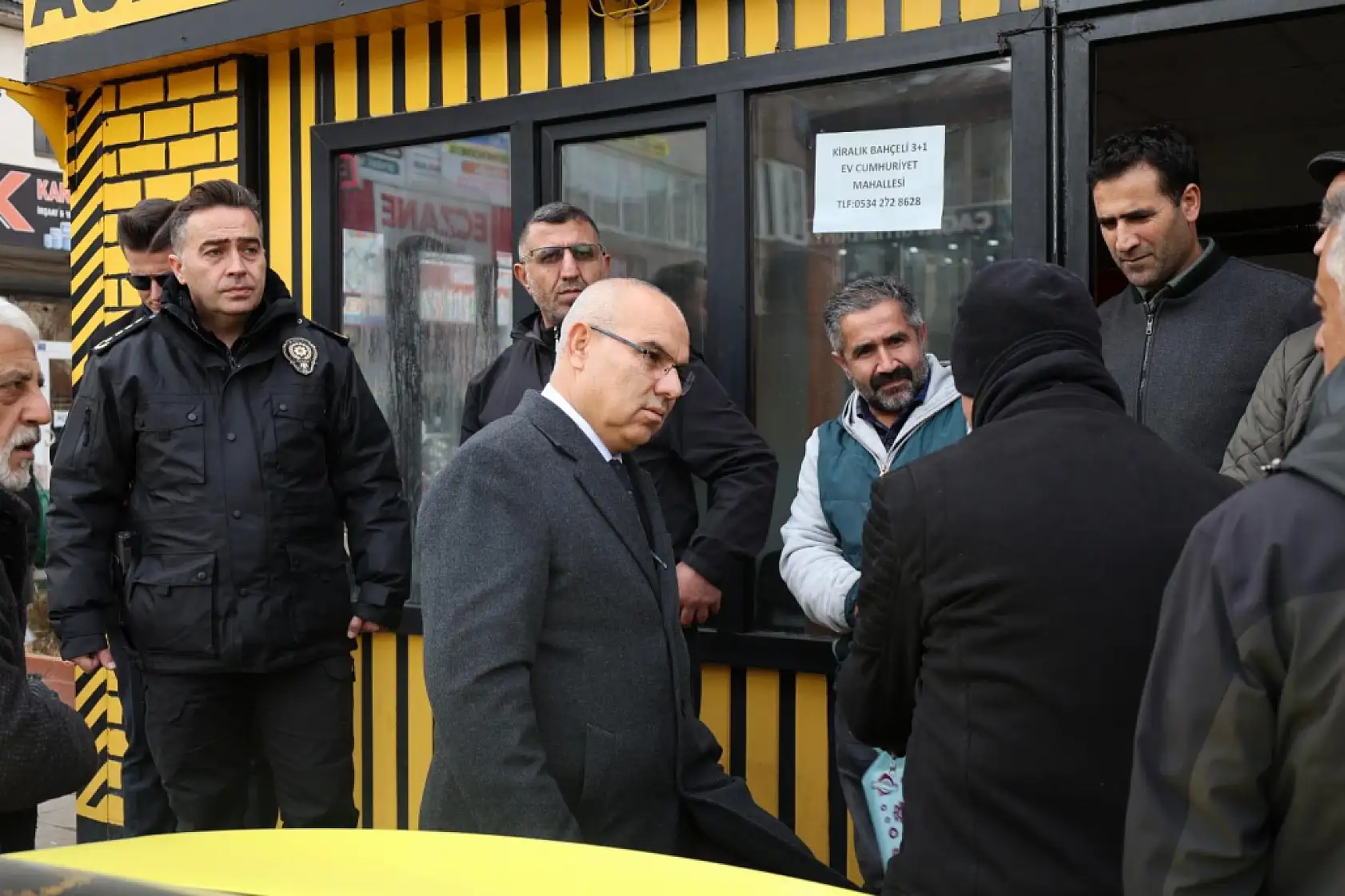 Soğuk havanın sıcak buluşması: Vali Koç ve Müdür Önder esnafı ziyaret etti