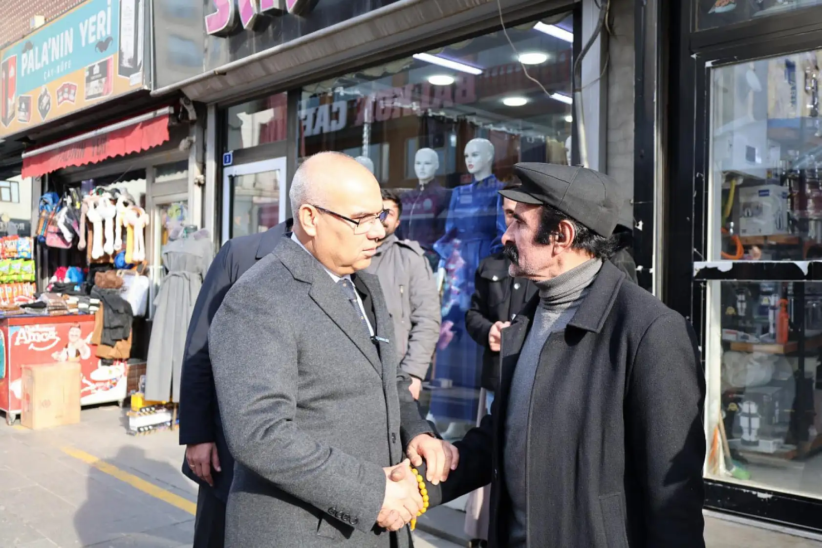 Soğuk havanın sıcak buluşması: Vali Koç ve Müdür Önder esnafı ziyaret etti