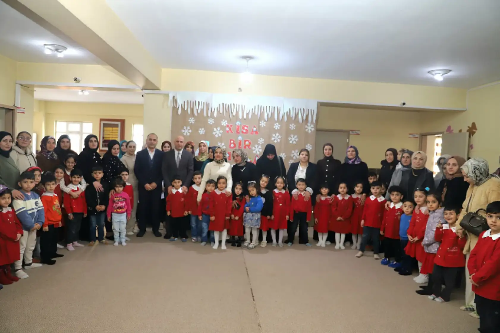 Doğubayazıt'ta karneler alındı, Kaymakam Ekinci minikleri yalnız bırakmadı