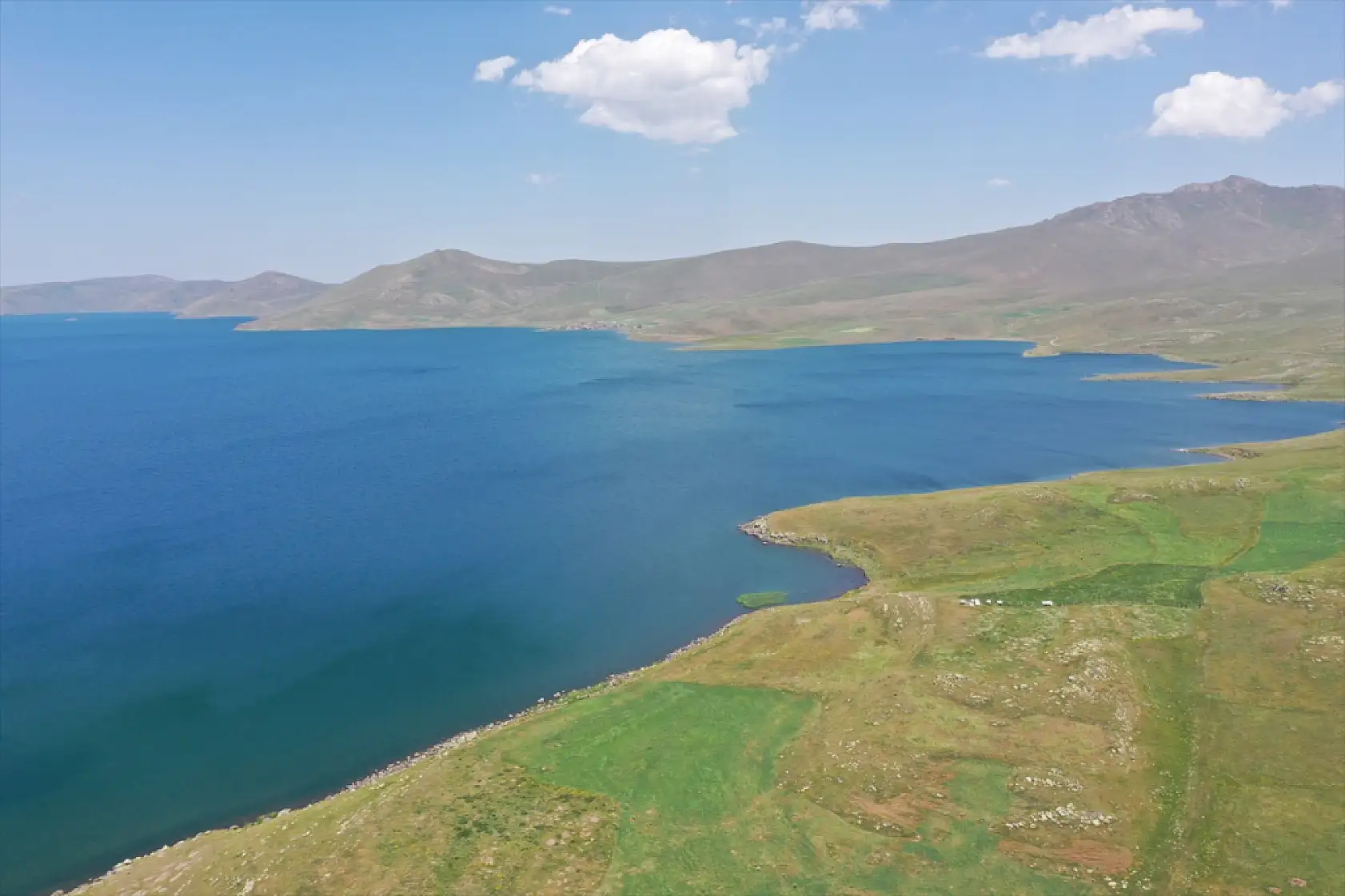 Yaz sıcağından kaçanların adresi balık gölü oldu