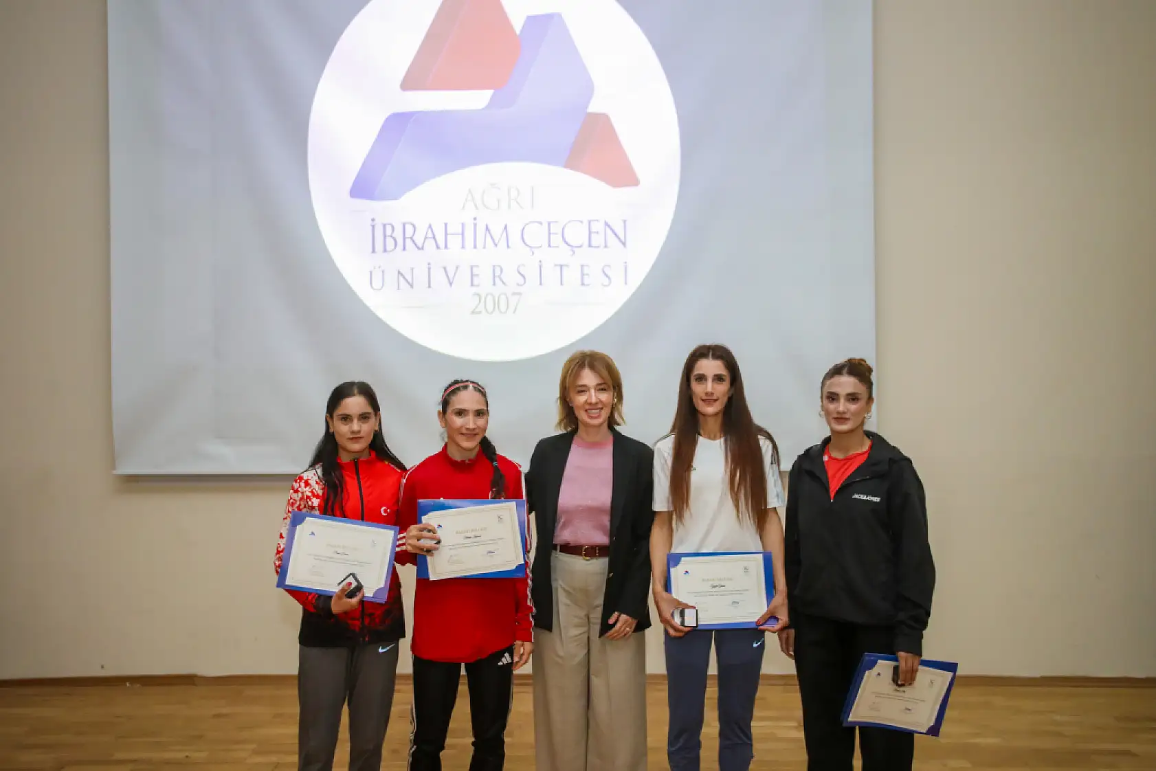 AİÇÜ'de 100 akademik ve sportif başarıya ödül verildi