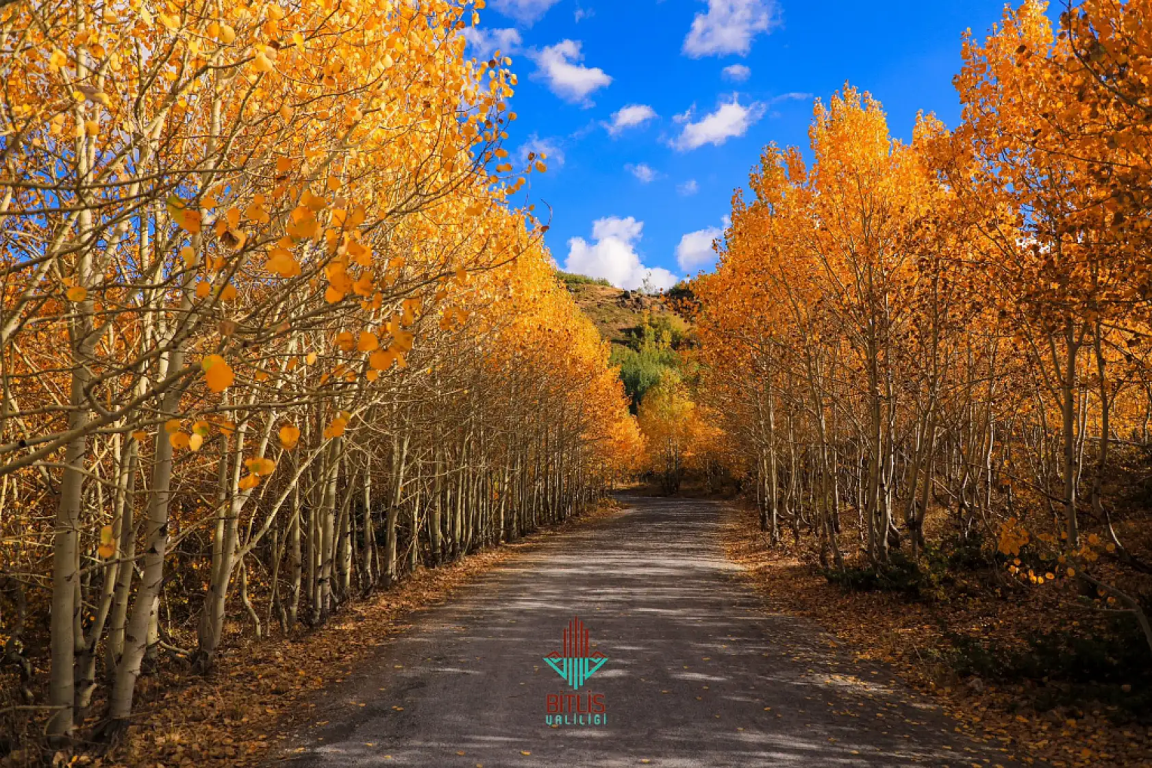 Bitlis'in Doğal Güzelliği: Nemrut Krater Gölü Sonbaharda Ziyaretçilerini Bekliyor