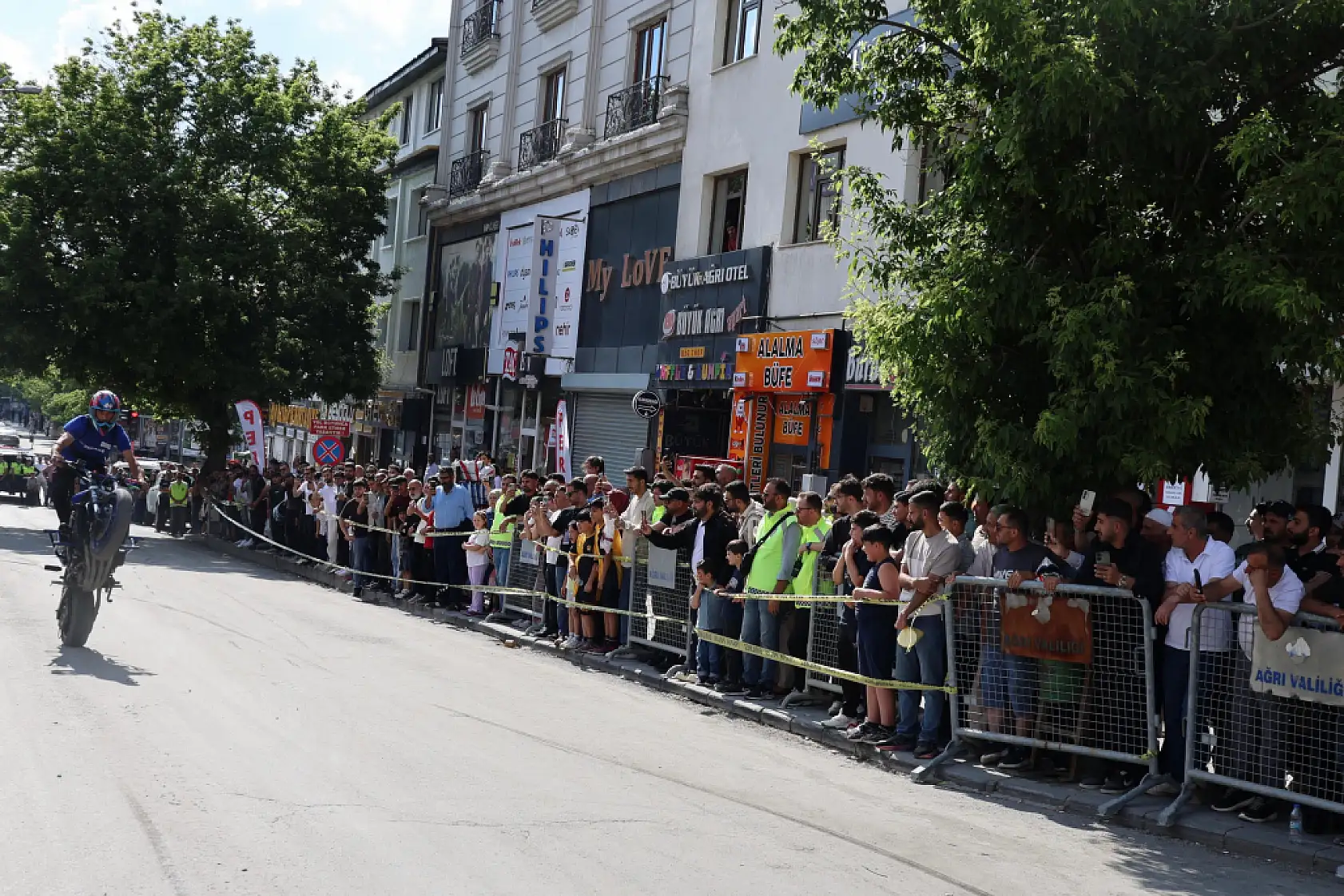 Ağrı'da şampiyona heyecanı! Motosiklet gösterisi nefes kesti