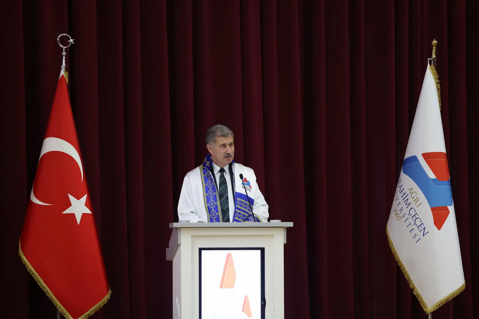 AİÇÜ'de mezuniyet coşkusu