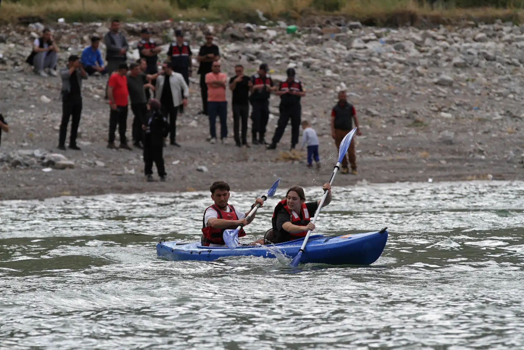Erzurum'da doğayla buluşan gençler, 'Rotamız Macera PalanEkstrem' projesinde mücadele ediyor.
