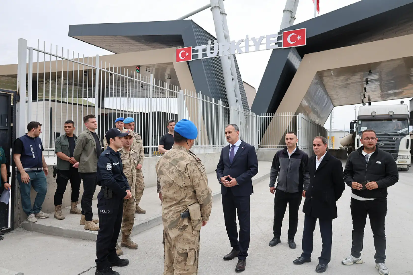 Ağrı Valisi Önder Bozkurt bayramda sınırın sıfır noktasına gitti