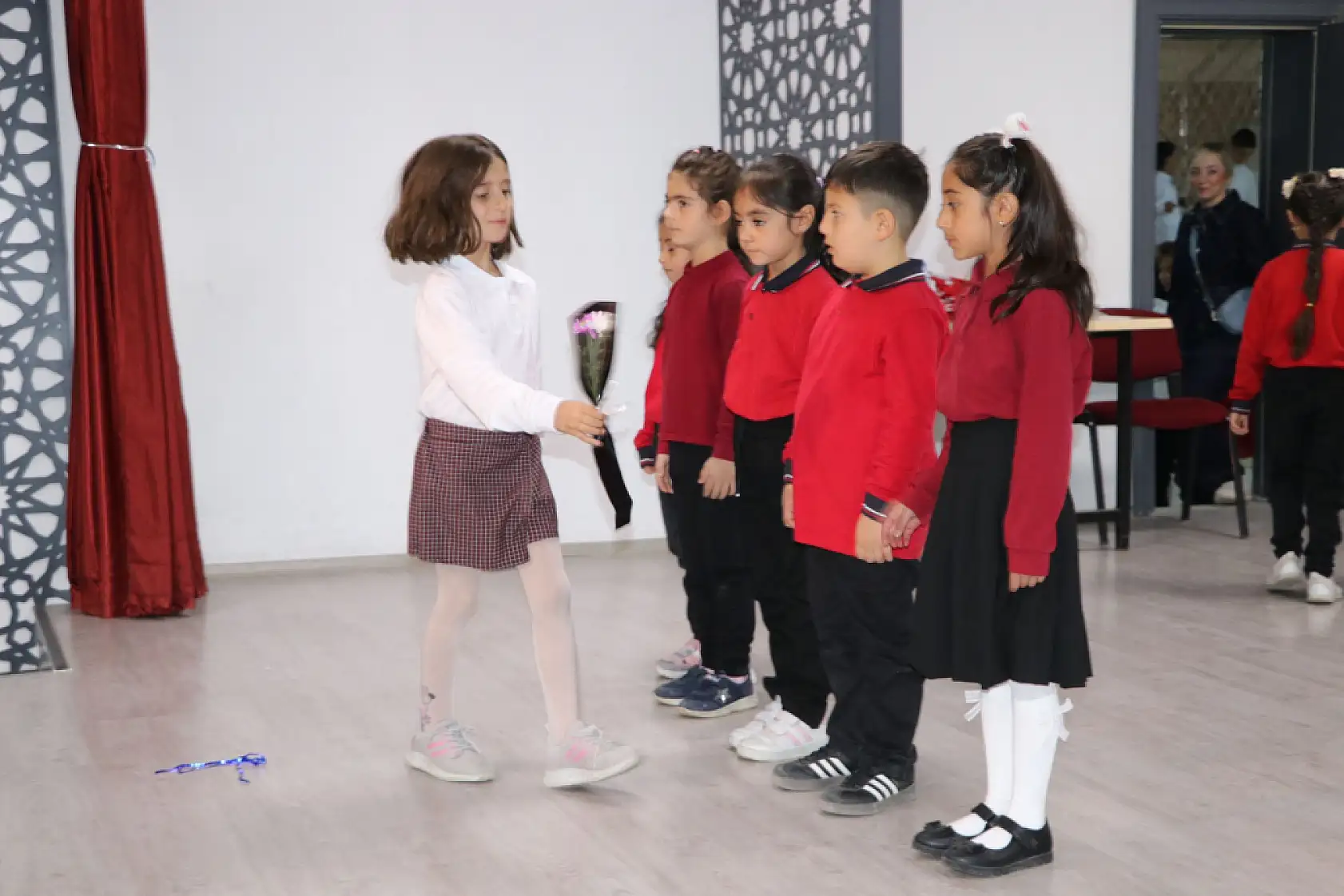 Eleşkirt'te minikler sahneye çıktı ilköğretim haftası coşkuyla kutlandı