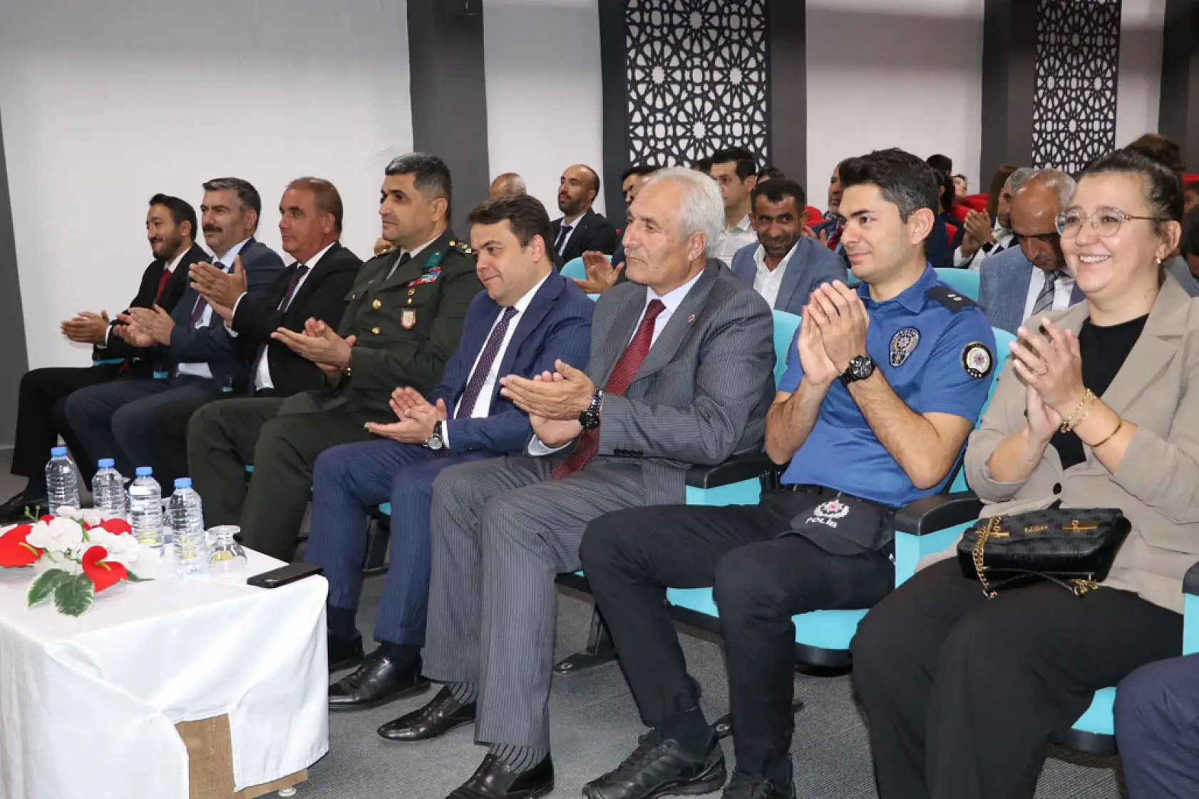 Eleşkirt'te minikler sahneye çıktı ilköğretim haftası coşkuyla kutlandı