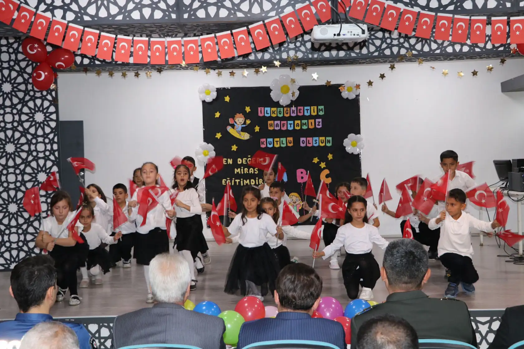 Eleşkirt'te minikler sahneye çıktı ilköğretim haftası coşkuyla kutlandı