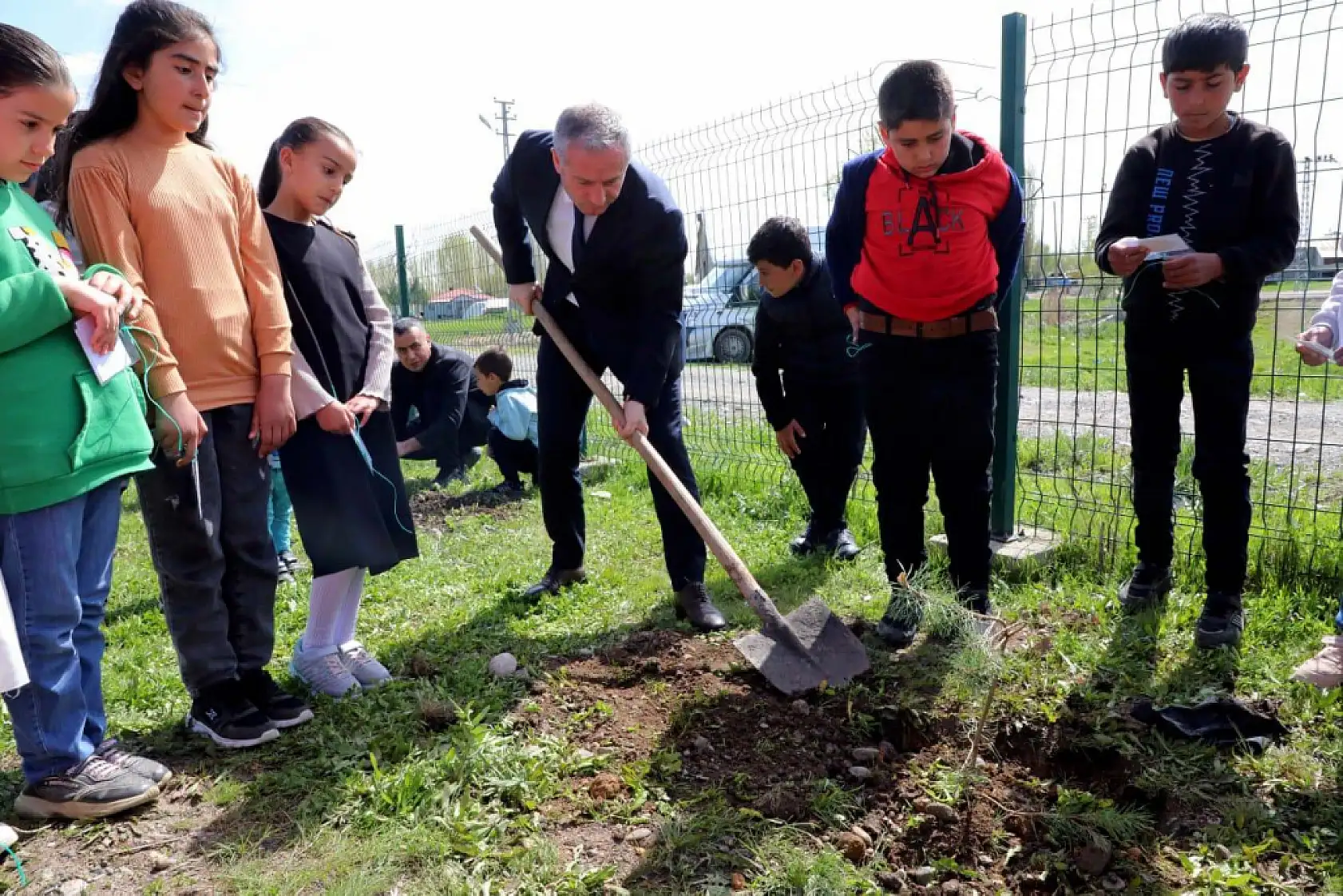 Ağrı'nın Çamurlu köyünde fidanlar toprakla çocuklar doğayla buluştu