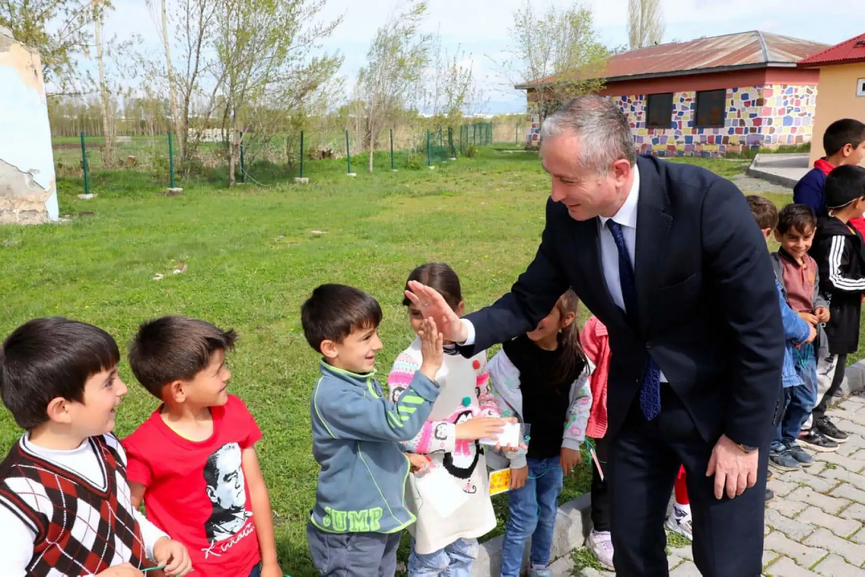 Ağrı'nın Çamurlu köyünde fidanlar toprakla çocuklar doğayla buluştu