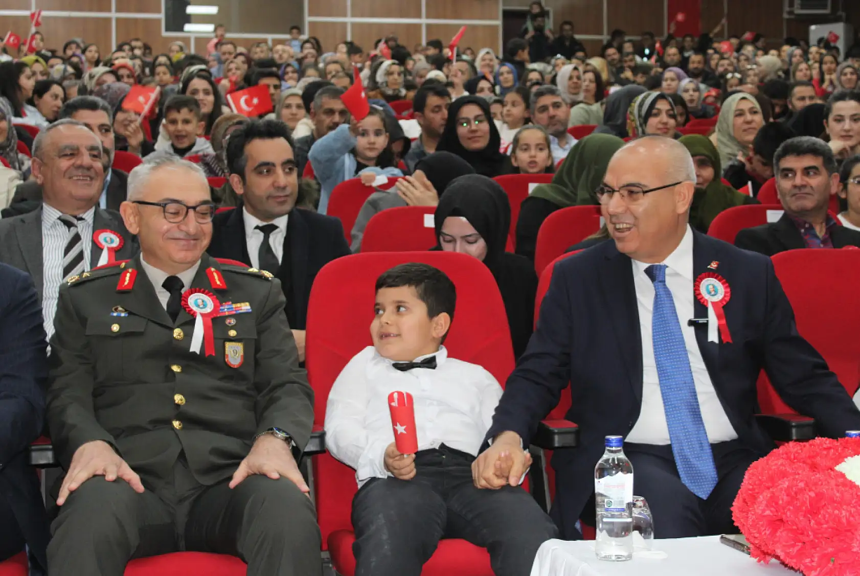 Geleceğin teminatı çocuklar Ağrı'da 23 Nisan'ı kutladı