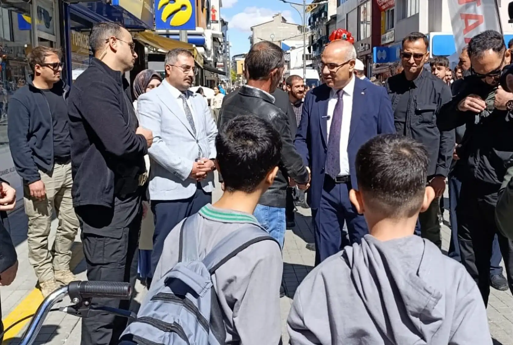 Vali Koç Cumhuriyet Caddesi'nde vatandaşlar ile sohbet etti