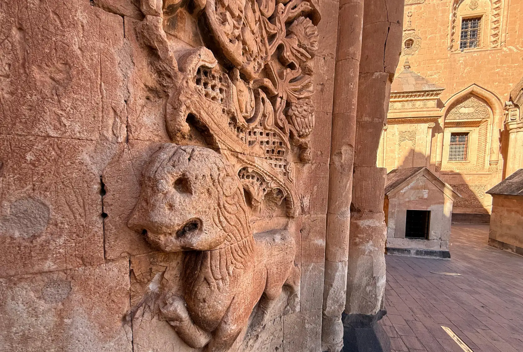 Doğunun incisi, taşlarındaki sırlarla ziyaretçilerini büyülüyor